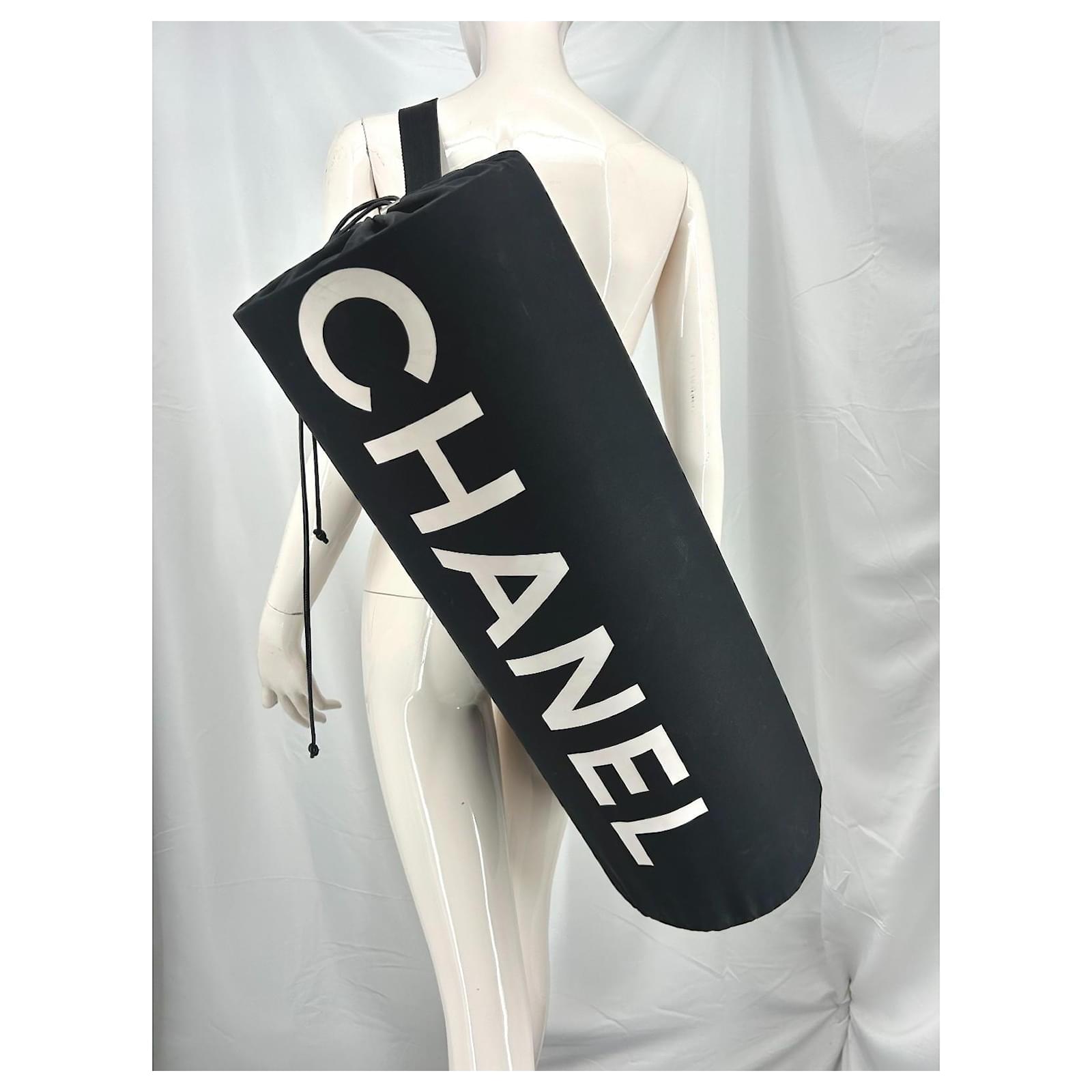 CHANEL ロゴ入り黒マット Chanel yoga mat black with CC logo White Silver hardware Polyester