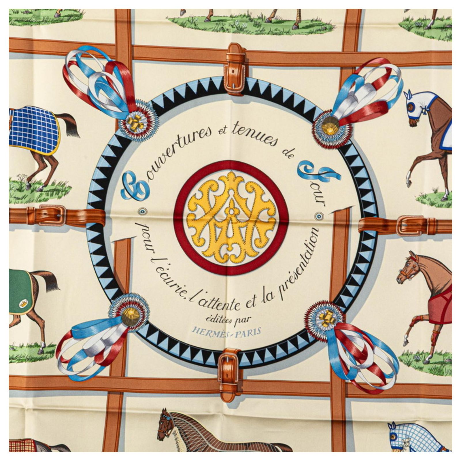 Carré Hermès 90 En Mousseline De Soie - Motif Écurie - Occasion Avec Défauts (Fils, Taches, Trou)