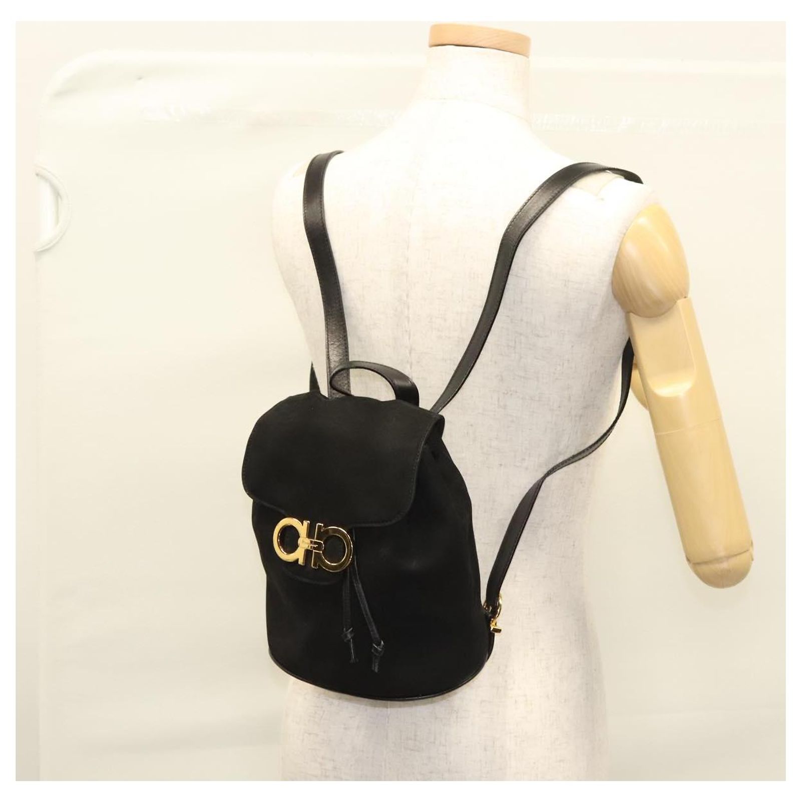 Salvatore Ferragamo Gancini Backpack Suede Green Gold Auth 159843 Salvatore Ferragamo Gancini Backpack Suede Yellow Gold Auth  main image 3