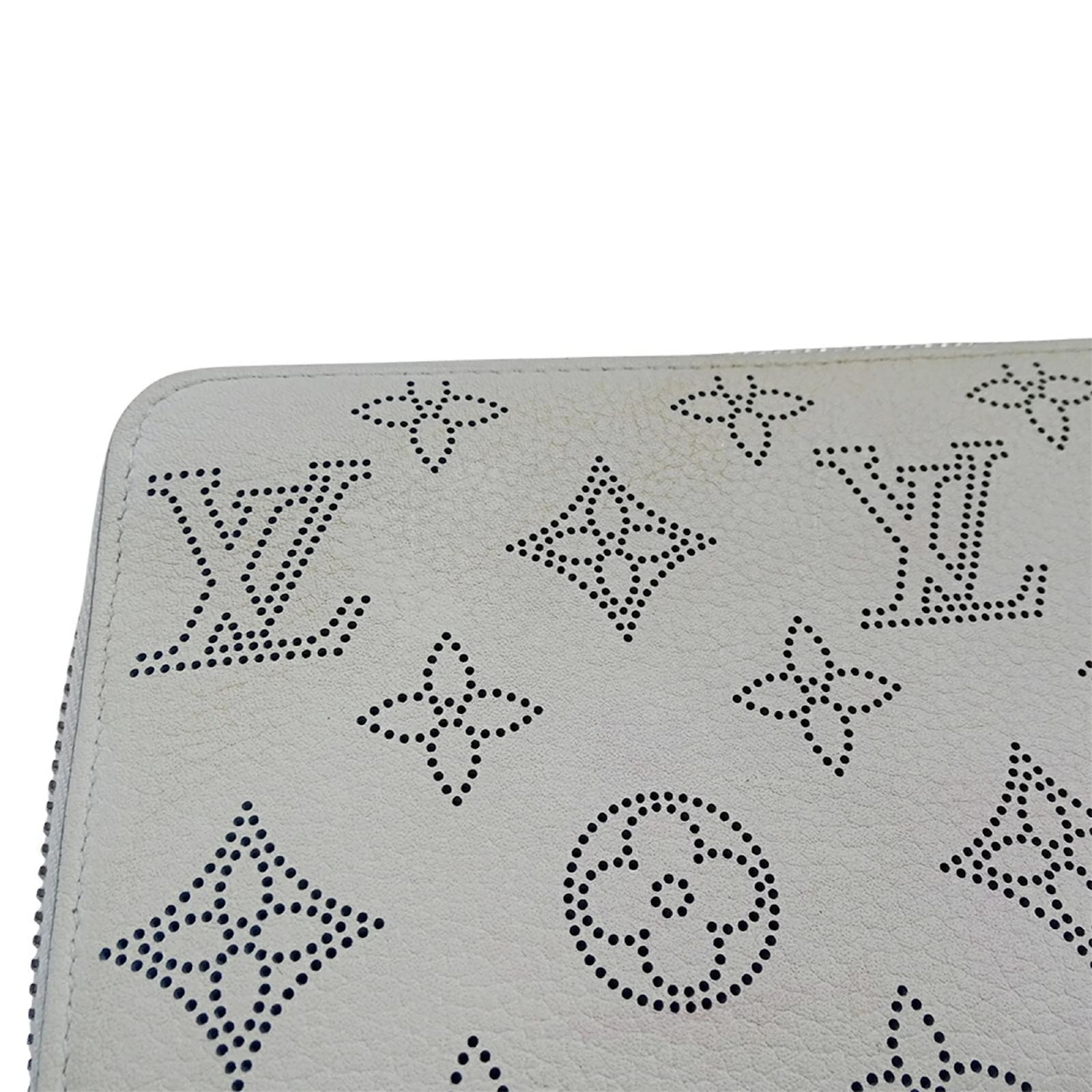 Louis Vuitton Mahina Women's Zippy Wallet Blue Leather  ref.2401566