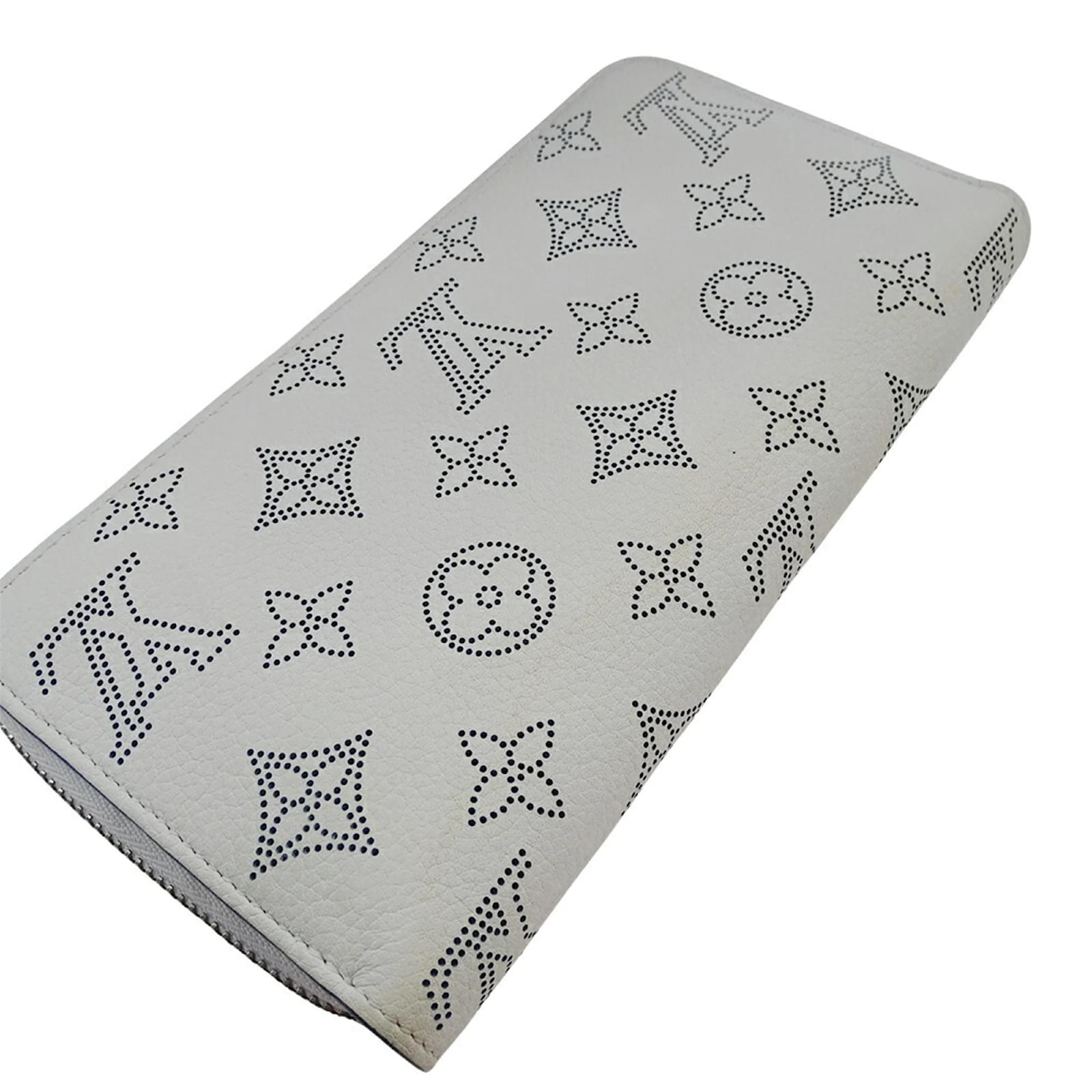 Louis Vuitton Mahina Women's Zippy Wallet Blue Leather  ref.2401566