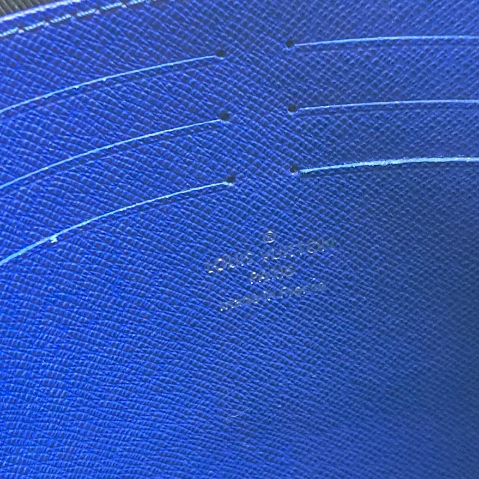 Louis Vuitton Taiga Pochette Voyage MM Pouch Blue Leather ref.2421132