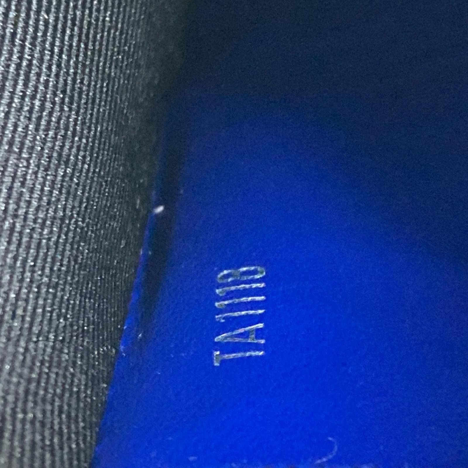 Louis Vuitton Taiga Pochette Voyage MM Pouch Blue Leather ref.2421132