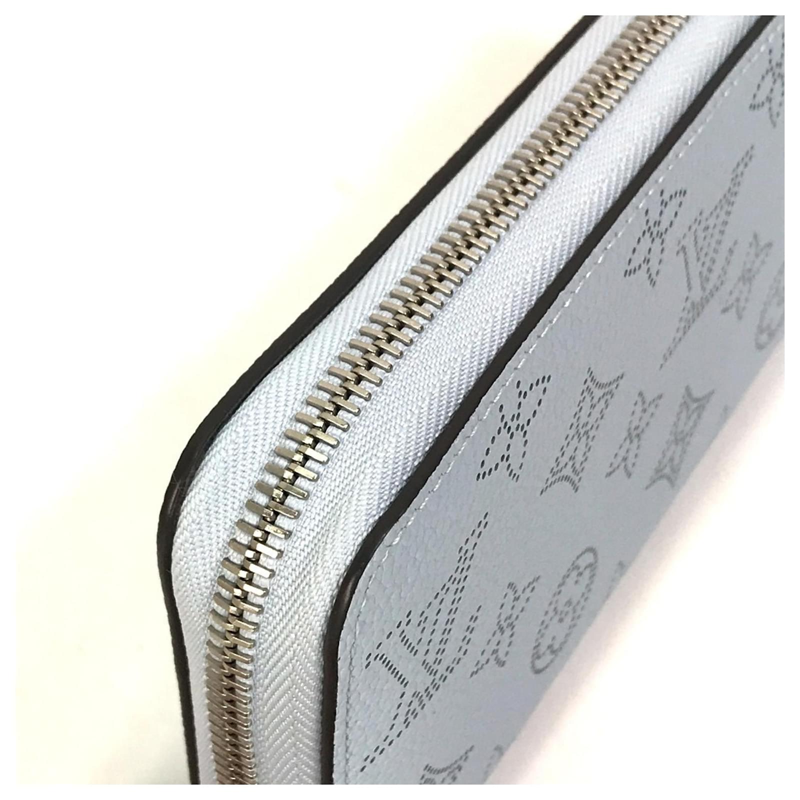 Louis Vuitton Mahina Zippy Wallet Blue Patent leather  ref.2424288