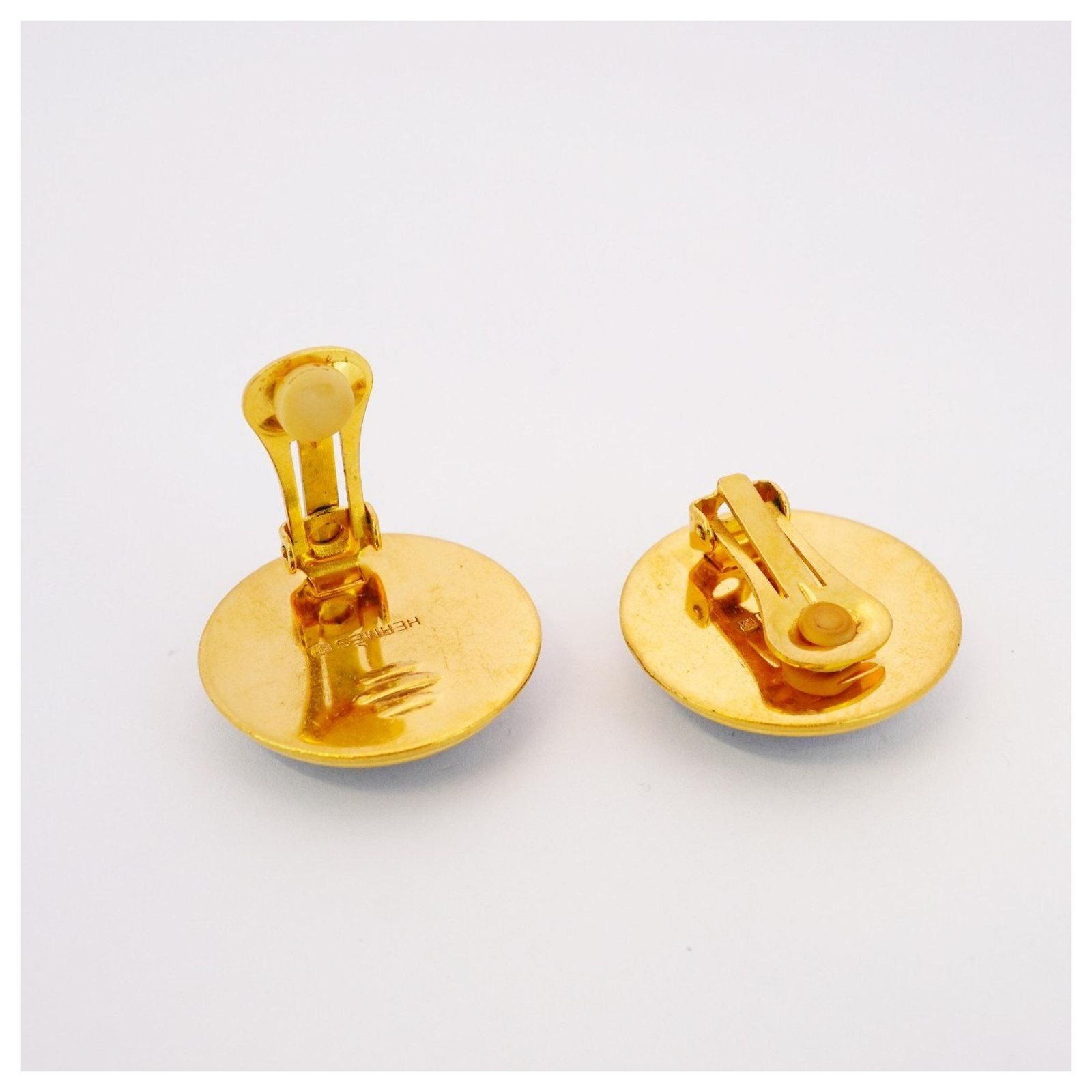 Boucles D'oreilles HERMÈS En émail Plaqué Or - Modèle Puces - Occasion (bon état Avec Un Défaut D'émail)