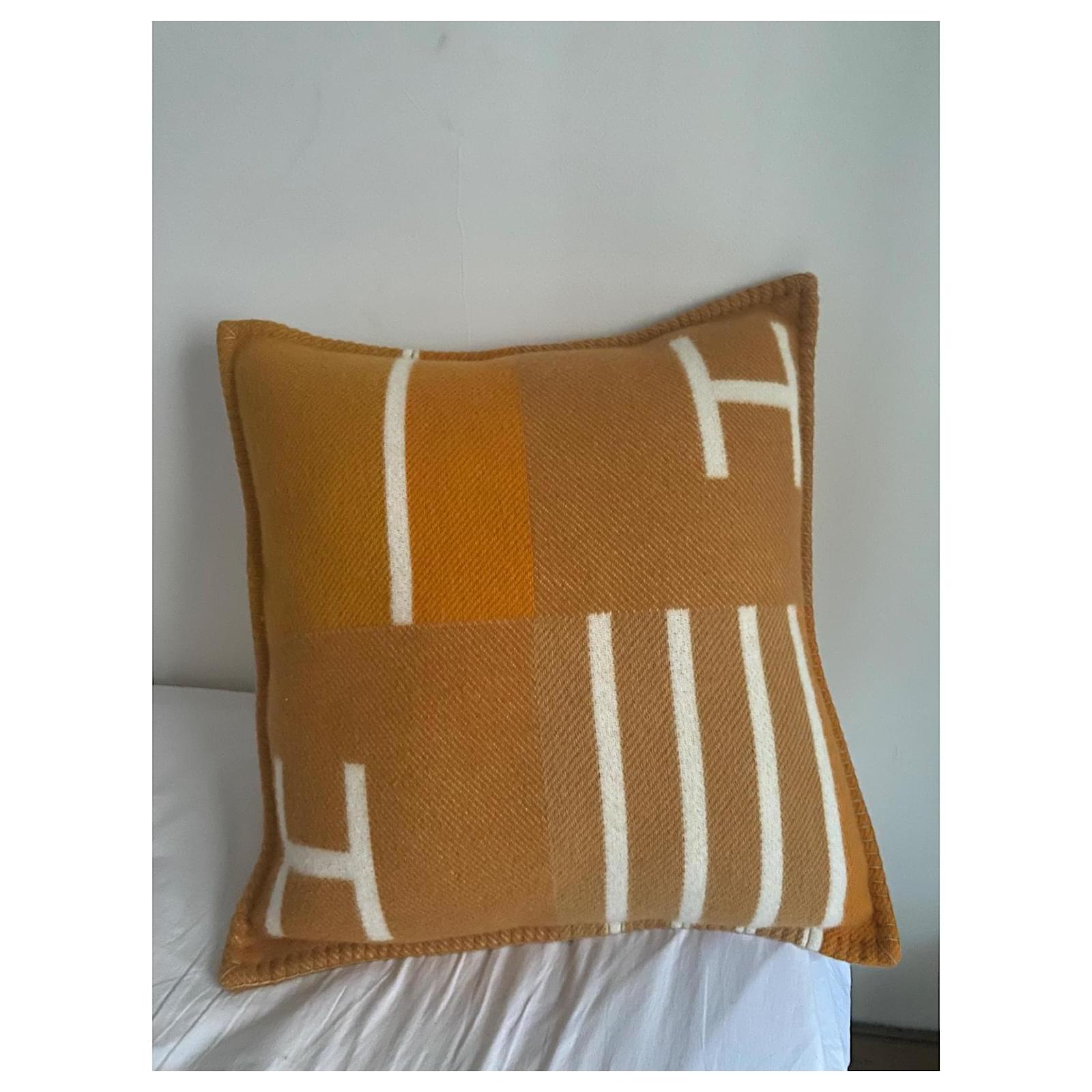 Hermès Avalon Vibration Cushion Wool Honey 50x50cm ref.2562508