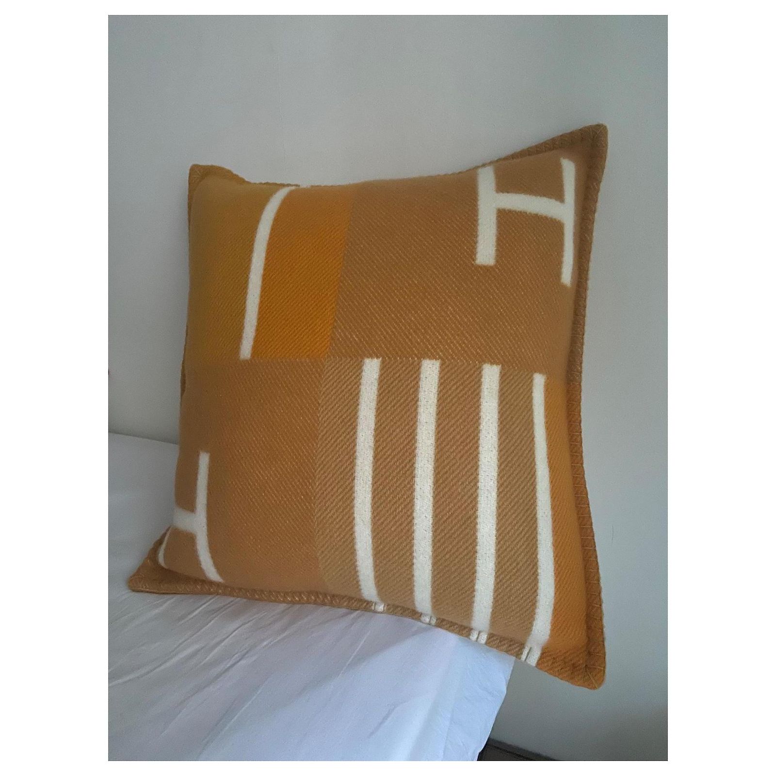 Hermès Avalon Vibration Cushion Wool Honey 50x50cm ref.2562508