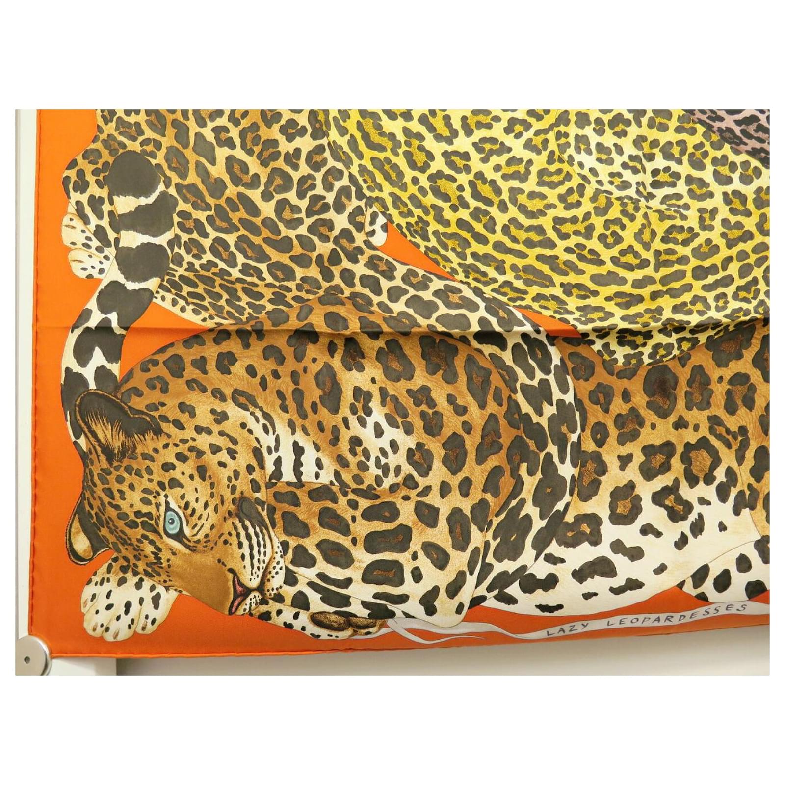 Foulard Carré Hermès 100% Soie - Motif 'Léopardesses Paresseuses', Orange/Marron, Neuf En Boîte