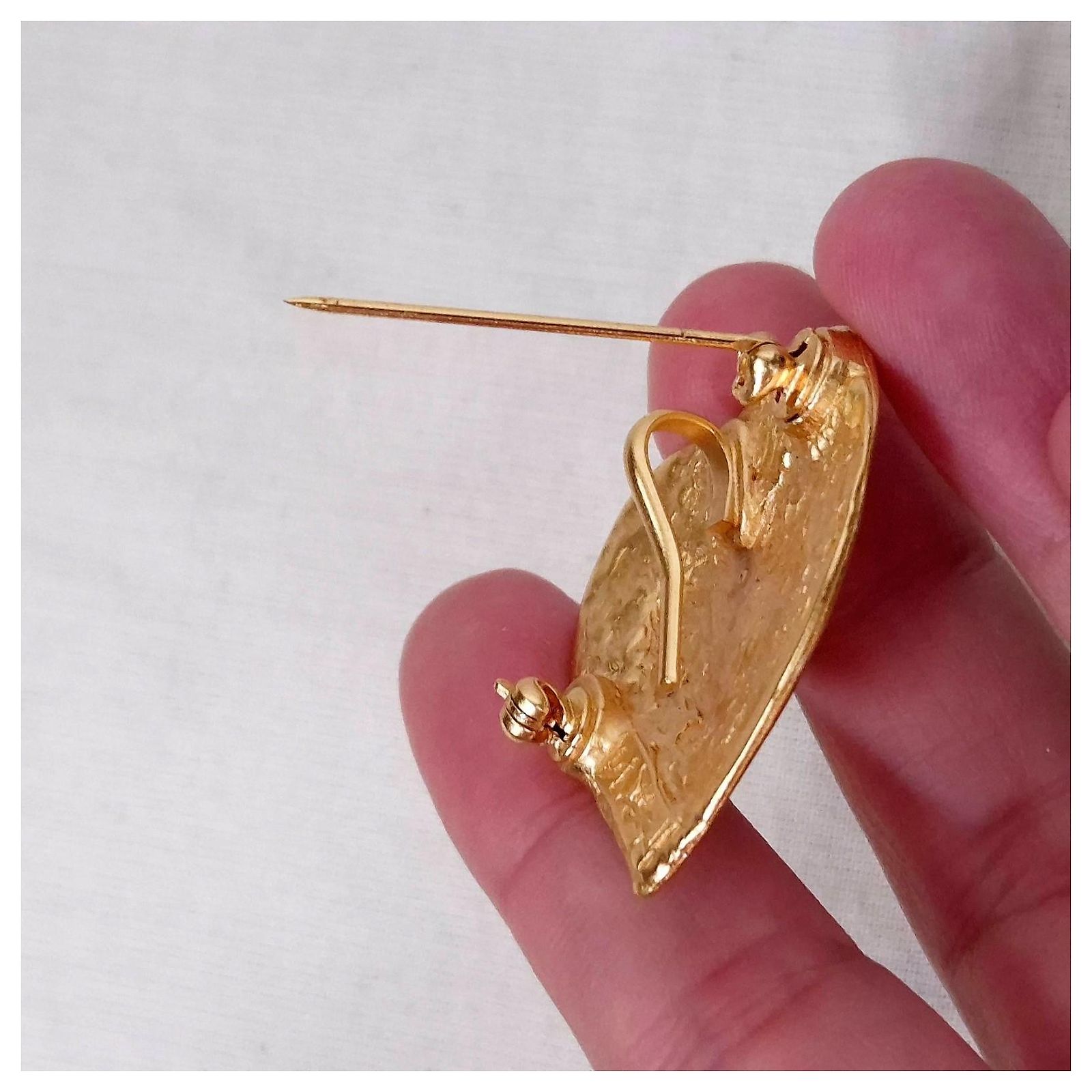Broche/Pendentif Cœur En Métal Doré Avec Strass - Dimensions 4x3,3 Cm, Occasion En Très Bon état