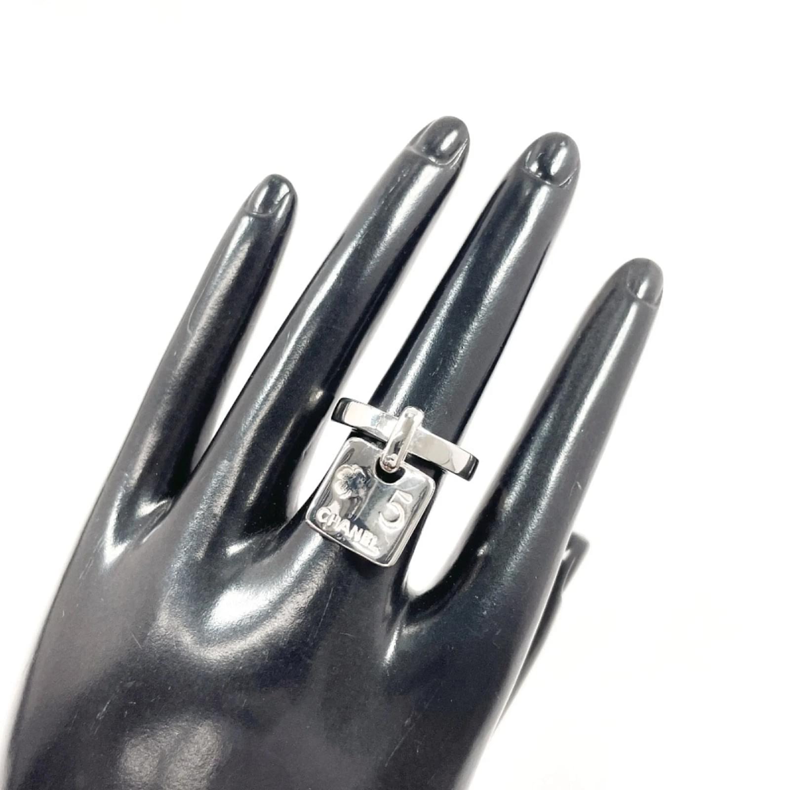 CHANEL Camellia No. 5 Clover Plate Ring Silvery Silver ref.2659671