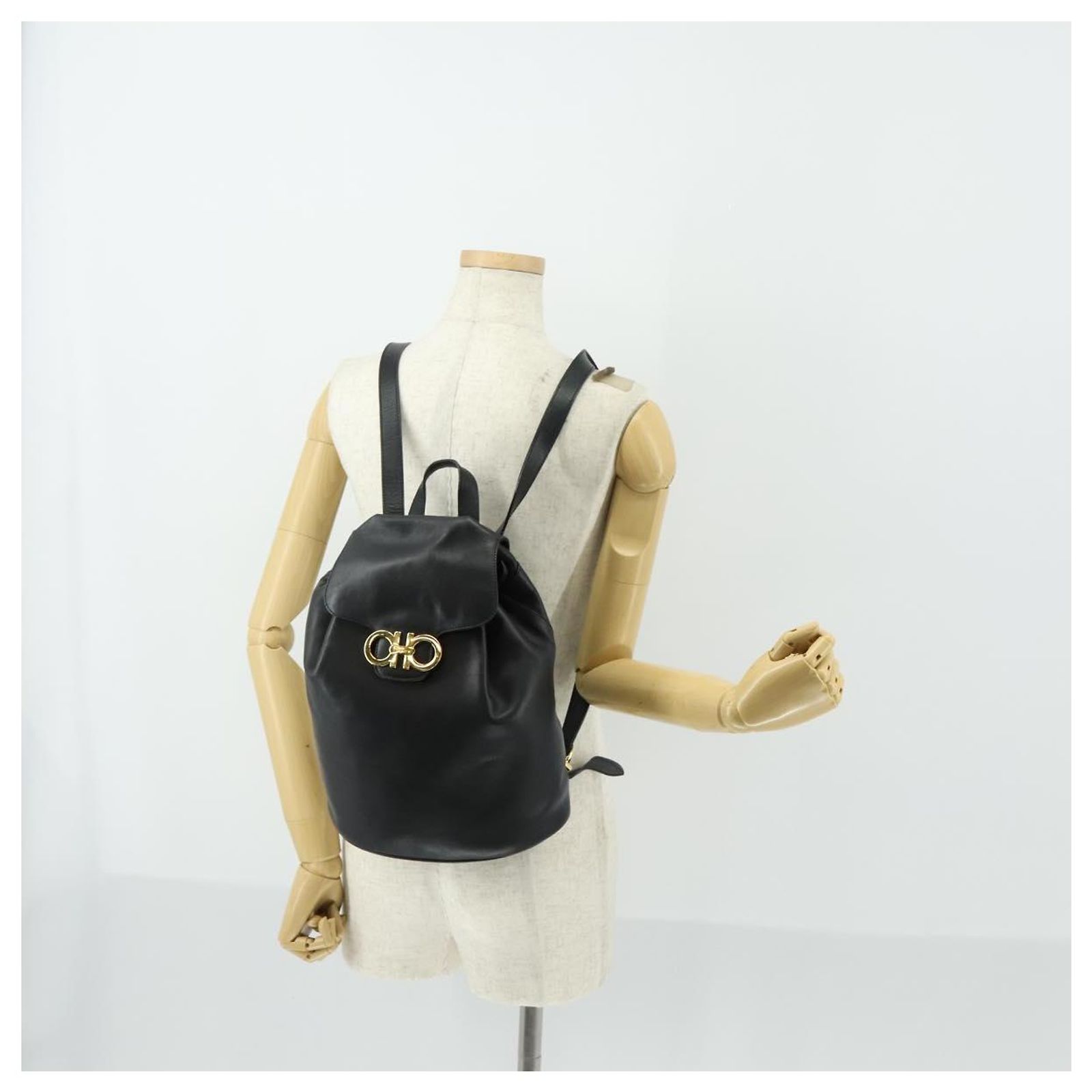 Salvatore Ferragamo Gancini Backpack Leather Black Gold Auth  display picture 2