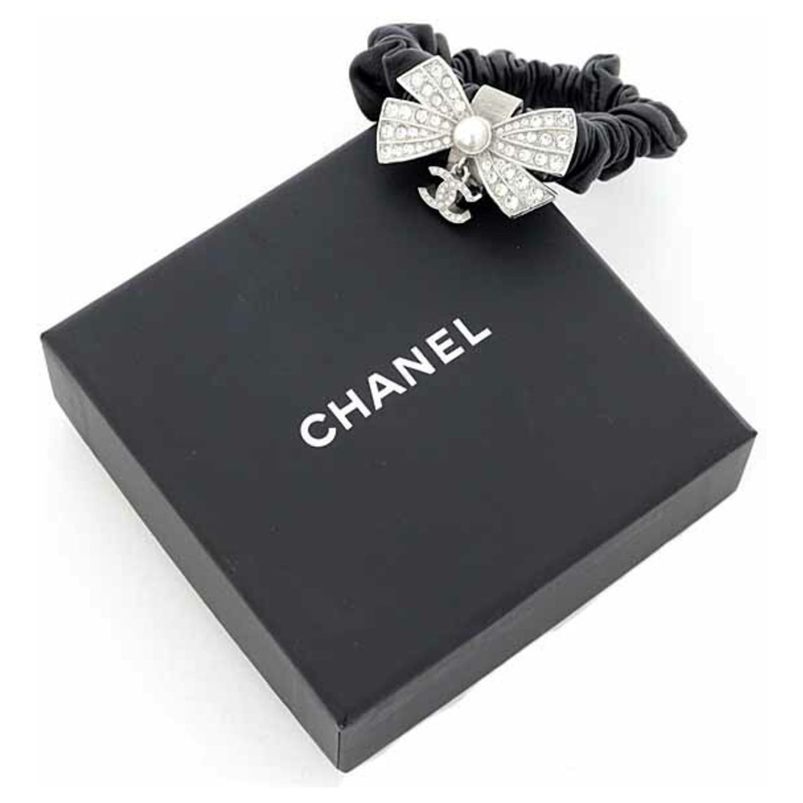 Chanel Coco Mark Scrunchie Leather Black And White CHANEL CC Coco Mark Scrunchie F22V Hair Tie, Faux Pearl  main image 3