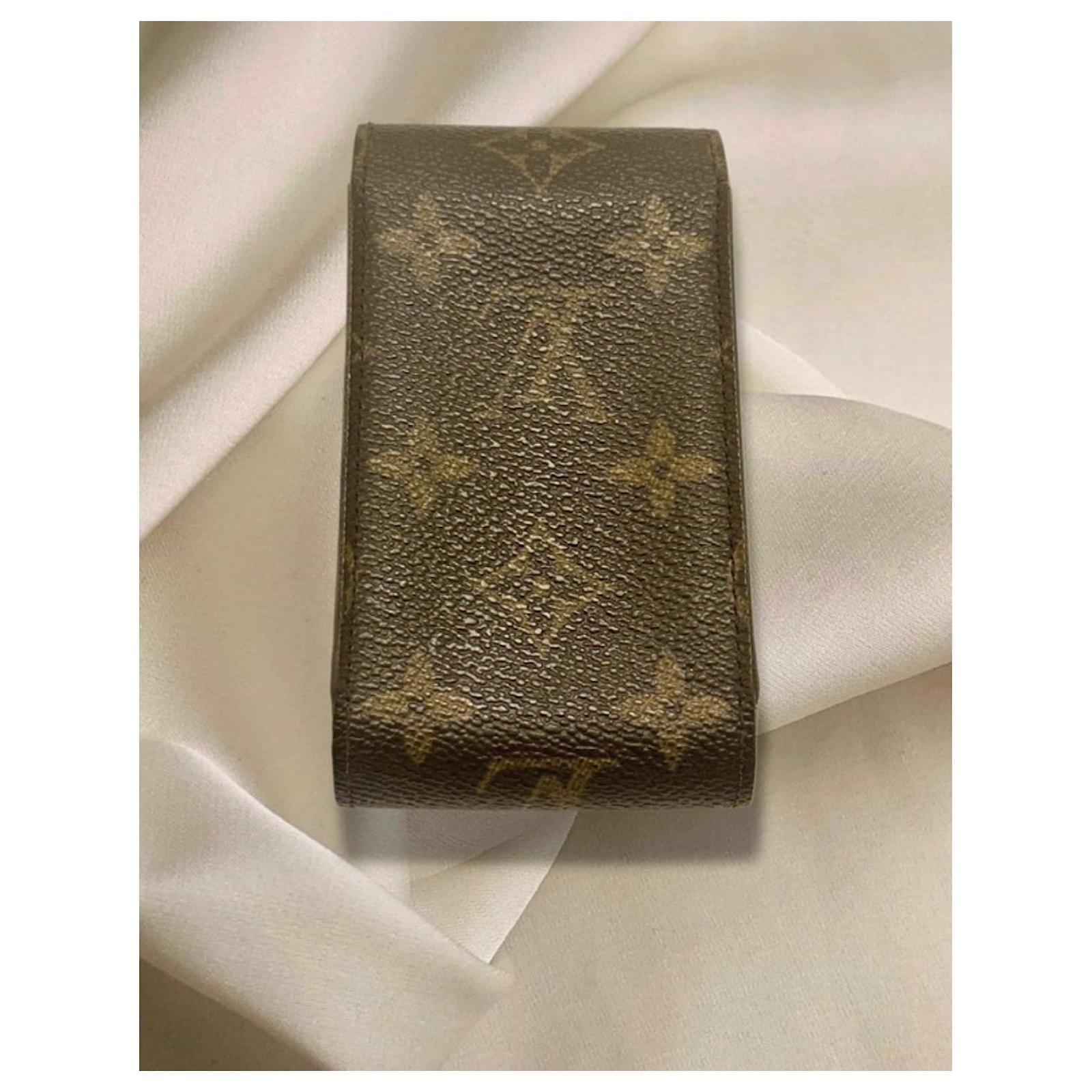 louis vuitton monogram cigarette case Etui A new modern motif has been lasered on the metallic plaque hiding the credo humidificator and on the removable wooden tray. Louis Vuitton Monogram Canvas Cigarette
