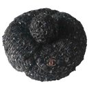 Chanel, Broche de camélia tweed cinza preto