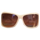 Des lunettes de soleil - Yves Saint Laurent