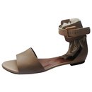 Sandálias Chloé em cores nuas com fecho de cinto ajustável em bom estado