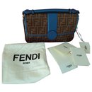 FENDI - Sac porté épaule en cuir FF Baguette doublé - Logo marron / cuir bleu - Fendi