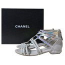 Tamanho das sandálias planas de camurça Chanel 37
