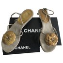 Sandálias tanga camélias camurça - Chanel