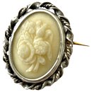 Very old brooch (Approximately 1900)in Sterling Silver and the stone of a petrifying fountain - Vintage