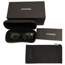 Des lunettes de soleil - Chanel