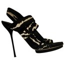 Sandálias de salto alto preto e branco - Gucci