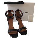 Des sandales - Givenchy