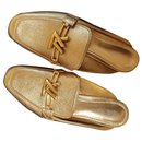 Sandales mules Louis Vuitton en cuir doré - Autre Marque