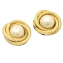 CHANEL Clip-on Earring Gold Tone CC Auth ar4781 - Chanel