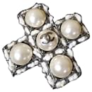 Broche cruzado Chanel de metal plateado y perlas de imitación 'CC'