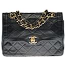Very chic and Rare Chanel Mini Classique lined flap shoulder bag in black quilted leather, garniture en métal doré