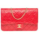Very original and bright Chanel Classic handbag in red quilted lambskin , garniture en métal doré