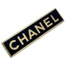 Lindo broche Chanel esmaltado em preto e dourado