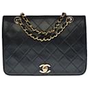 Lovely Chanel Classic Full Flap bag in black quilted lambskin, garniture en métal doré