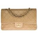 Superb Chanel Timeless / Classique handbag with lined flap in beige quilted lambskin, garniture en métal doré