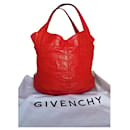 bolso de mano rojo de Givenchy