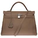 Splendid Hermes Kelly handbag 40 turned shoulder strap in etoupe Togo leather with white stitching , palladium silver metal trim - Hermès