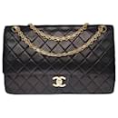 Splendid Chanel Timeless/Classique handbag with lined flap in black quilted lambskin, garniture en métal doré