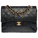 The coveted Chanel Timeless/Classique bag 25 cm with lined flap in black quilted leather, garniture en métal doré