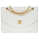 Very chic Chanel Classic flap bag in white quilted leather, garniture en métal doré