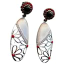 Silver dangling earrings 925 and pieces of Coral surrounding an Onyx. - Autre Marque
