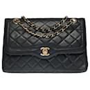 Very chic and Rare Chanel Classique lined flap shoulder bag in black quilted leather, garniture en métal doré