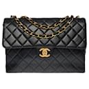The Majestic Chanel Timeless Maxi Jumbo single flap bag in black quilted leather, garniture en métal doré