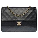 Chanel Classic Flap bag medium 25 cm in black leather, garniture en métal doré