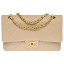 The coveted Chanel Timeless Medium bag 25 cm with lined flap in beige quilted leather, garniture en métal doré