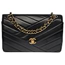 Beautiful Chanel Classique Flap bag handbag in black herringbone quilted lambskin, garniture en métal doré