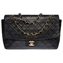 Sublime Chanel Timeless/Classique Flap bag in black quilted lambskin, garniture en métal doré