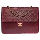 Very chic Chanel Classic flap bag in burgundy quilted leather, garniture en métal doré