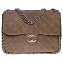 Majestic Chanel Classique Maxi Jumbo Chain Around handbag in aged taupe leather, Garniture en métal argenté