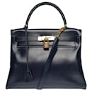 Splendide sac à main Hermes Kelly 28 retourné bandoulière en cuir box bleu marine, garniture en métal plaqué or - Hermès
